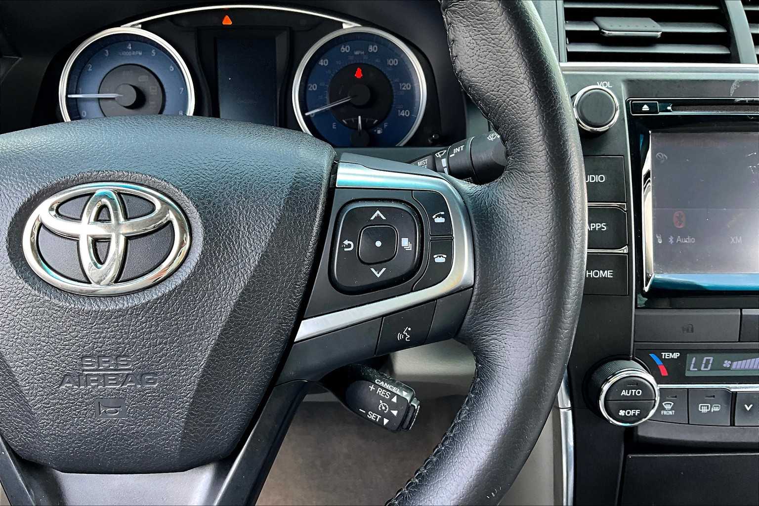 2016 Toyota Camry XLE photo 24