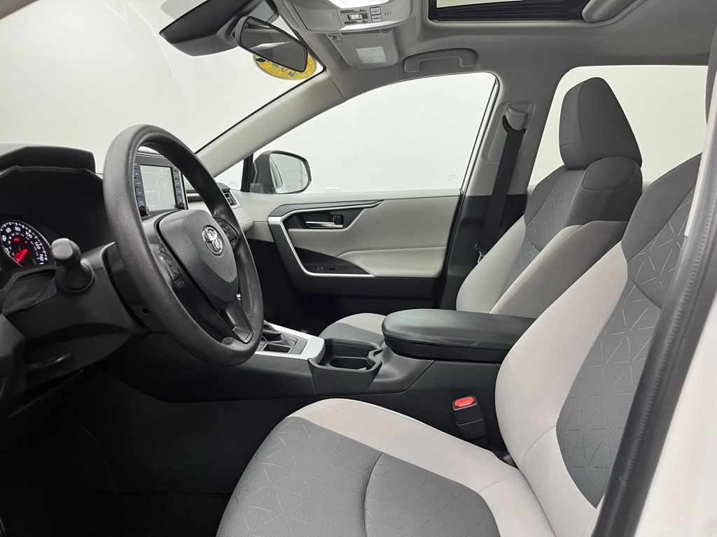 2021 Toyota RAV4 XLE photo 17