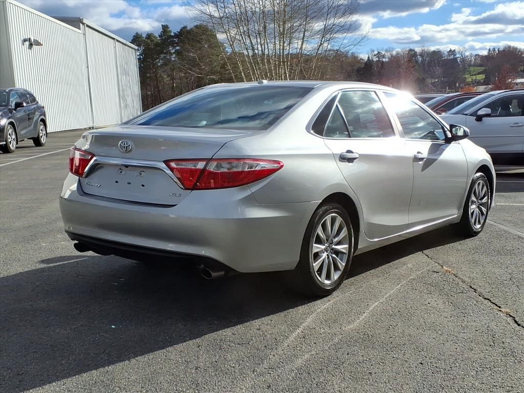 2016 Toyota Camry XLE photo 2