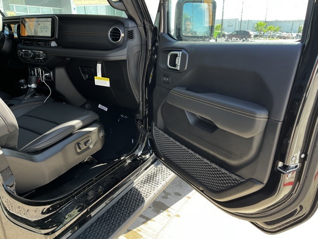 2025 Jeep Wrangler Sahara photo 18