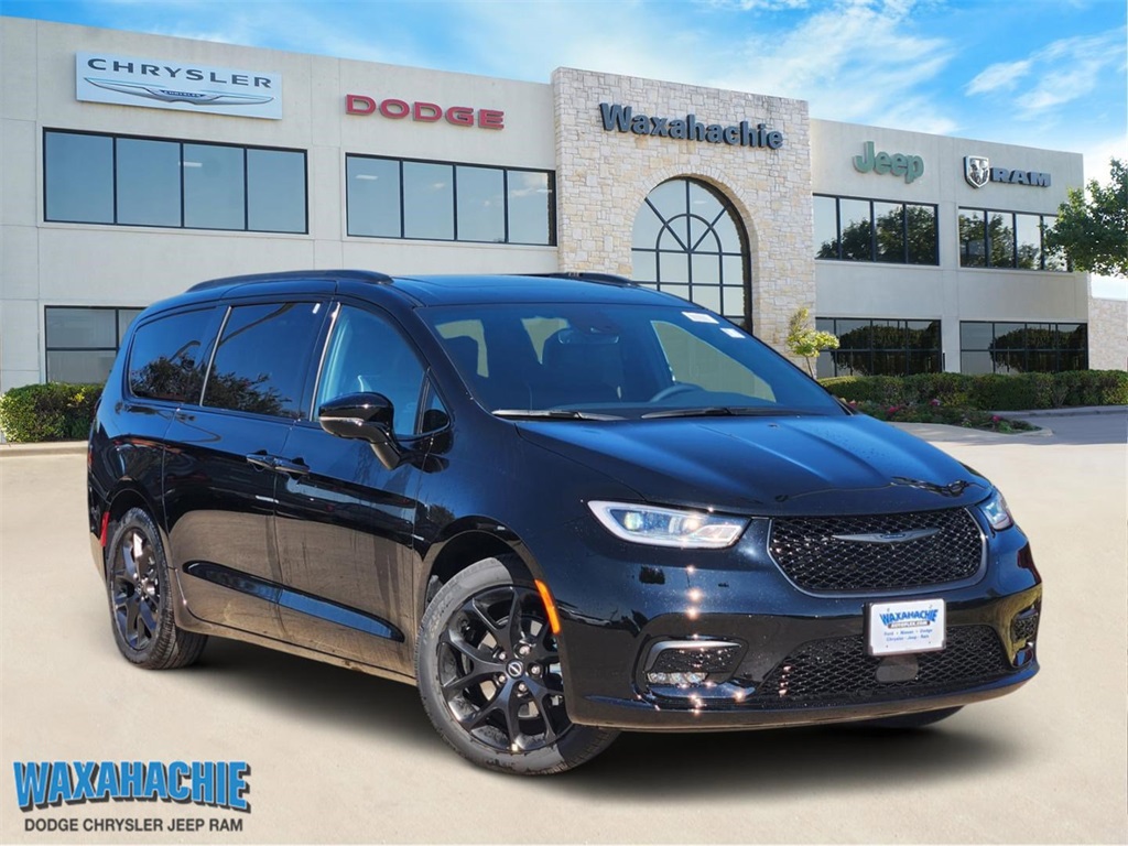2026 Chrysler Pacifica Limited's photo