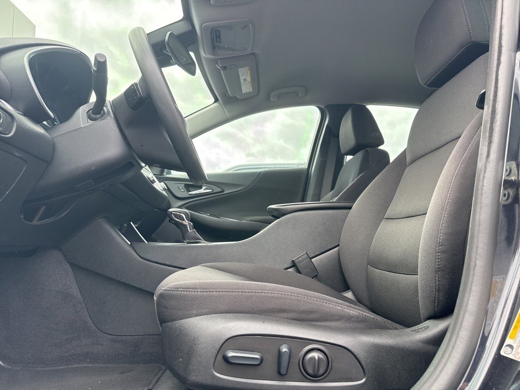 2023 Chevrolet Malibu 1LT photo 2