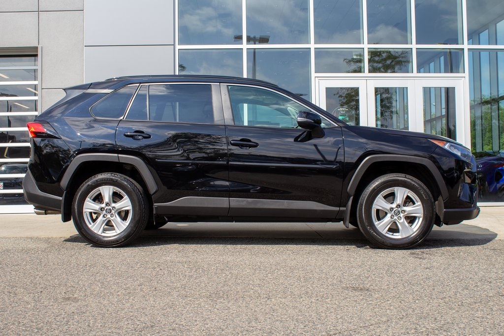 2021 Toyota RAV4 XLE photo 3