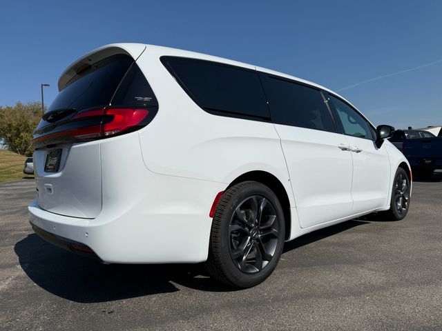 2026 Chrysler Pacifica photo 5