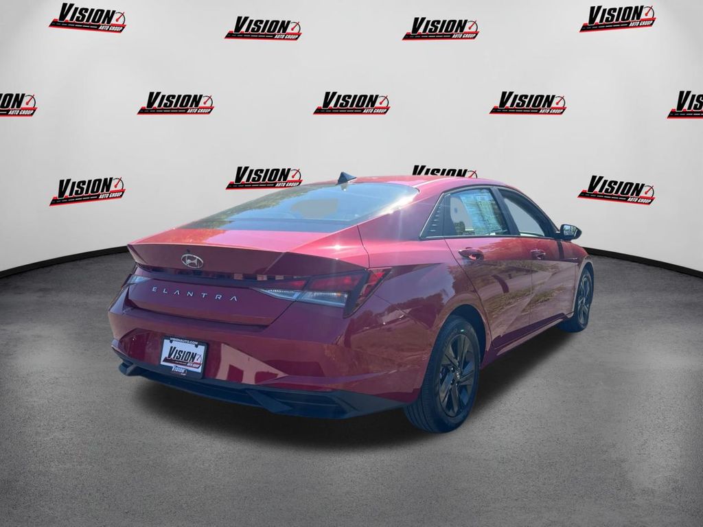 2023 Hyundai Elantra SEL photo 5