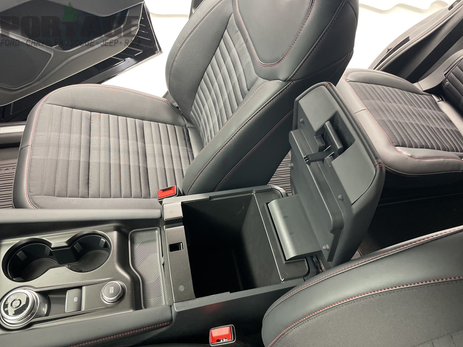 2025 Ford Explorer ST-Line photo 27