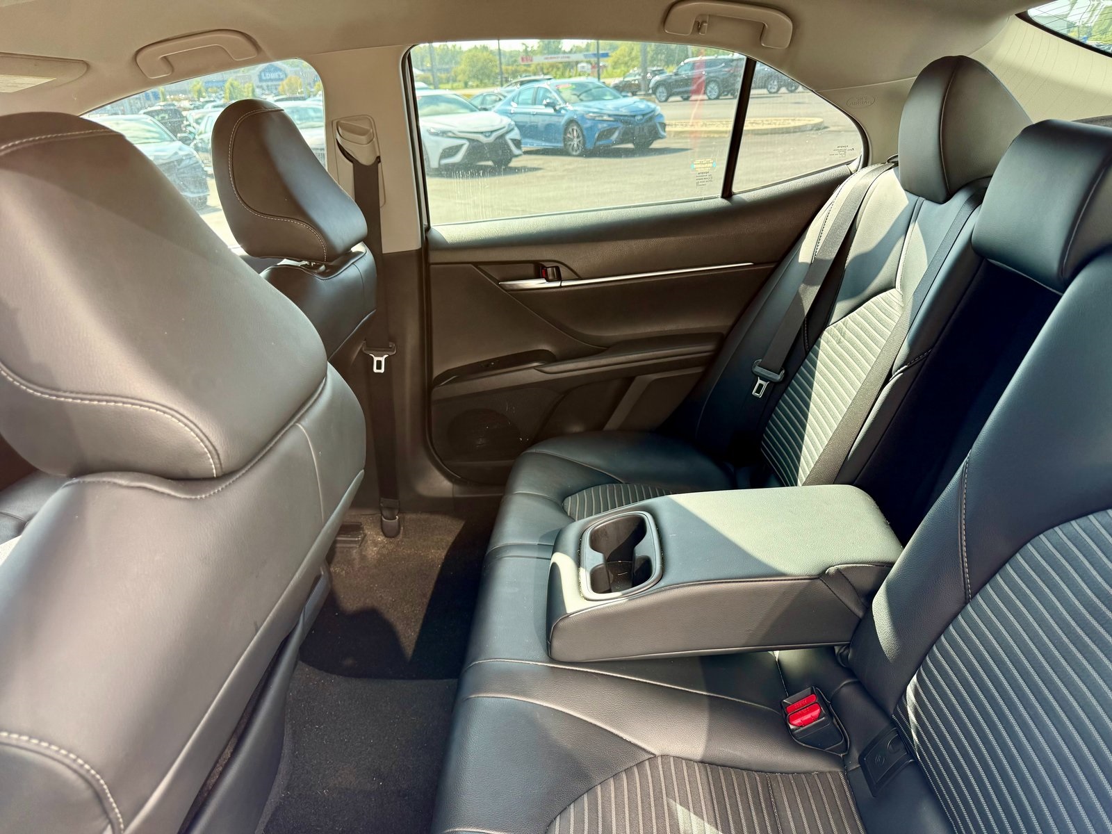 2020 Toyota Camry SE photo 6