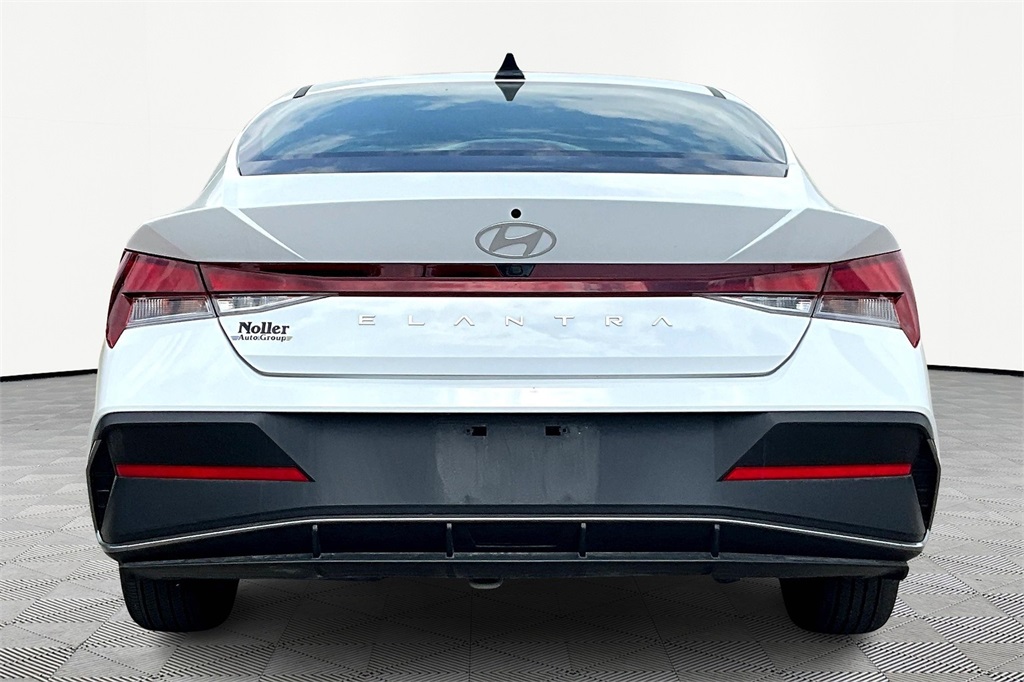 2024 Hyundai Elantra SEL photo 4