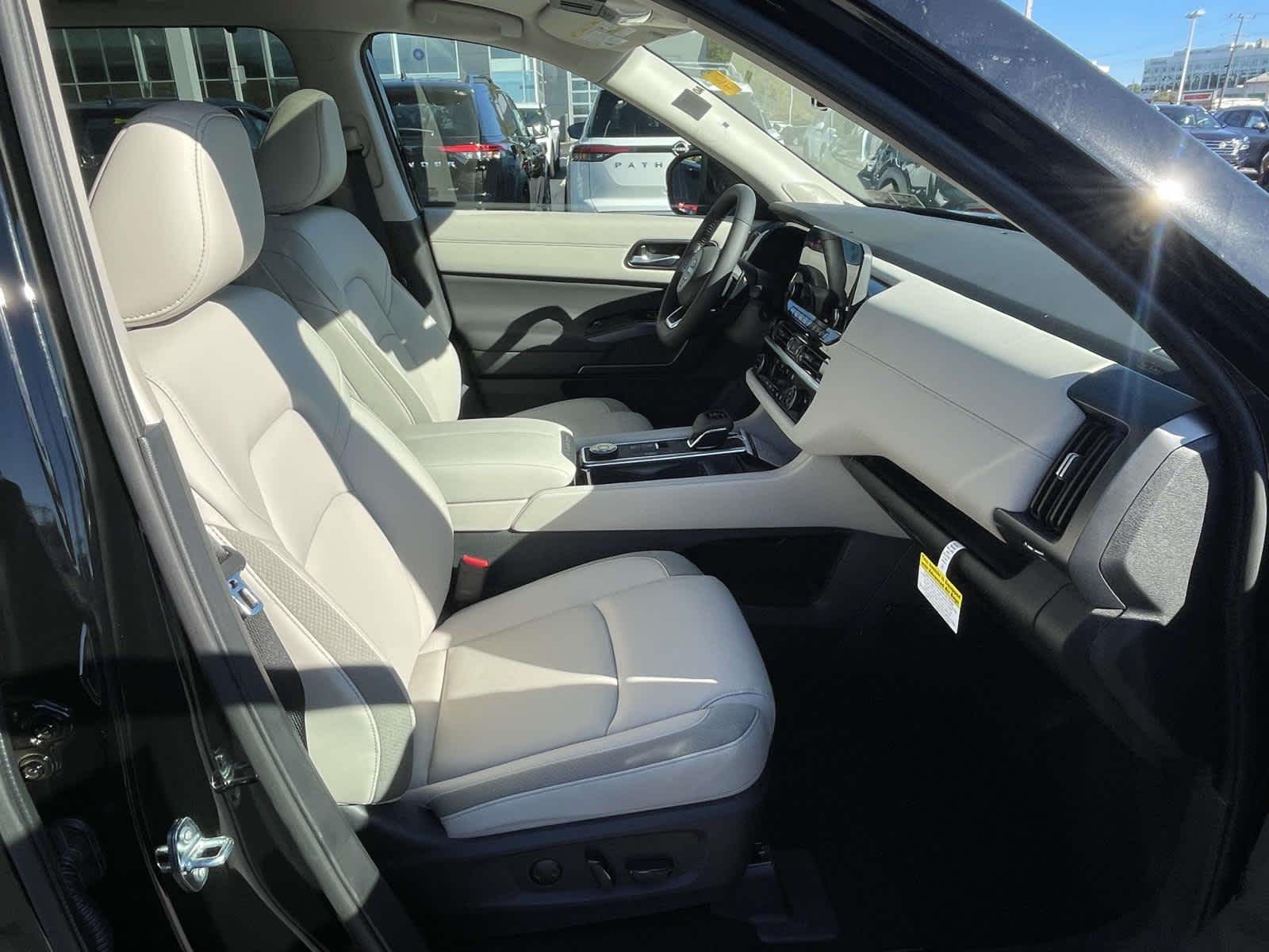 2025 Nissan Pathfinder SL photo 20