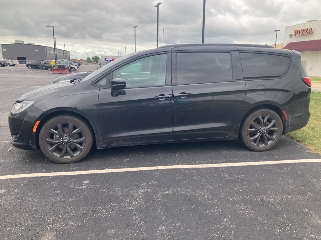 Used 2018 Chrysler Pacifica Limited with VIN 2C4RC1GG5JR340565 for sale in Savoy, IL