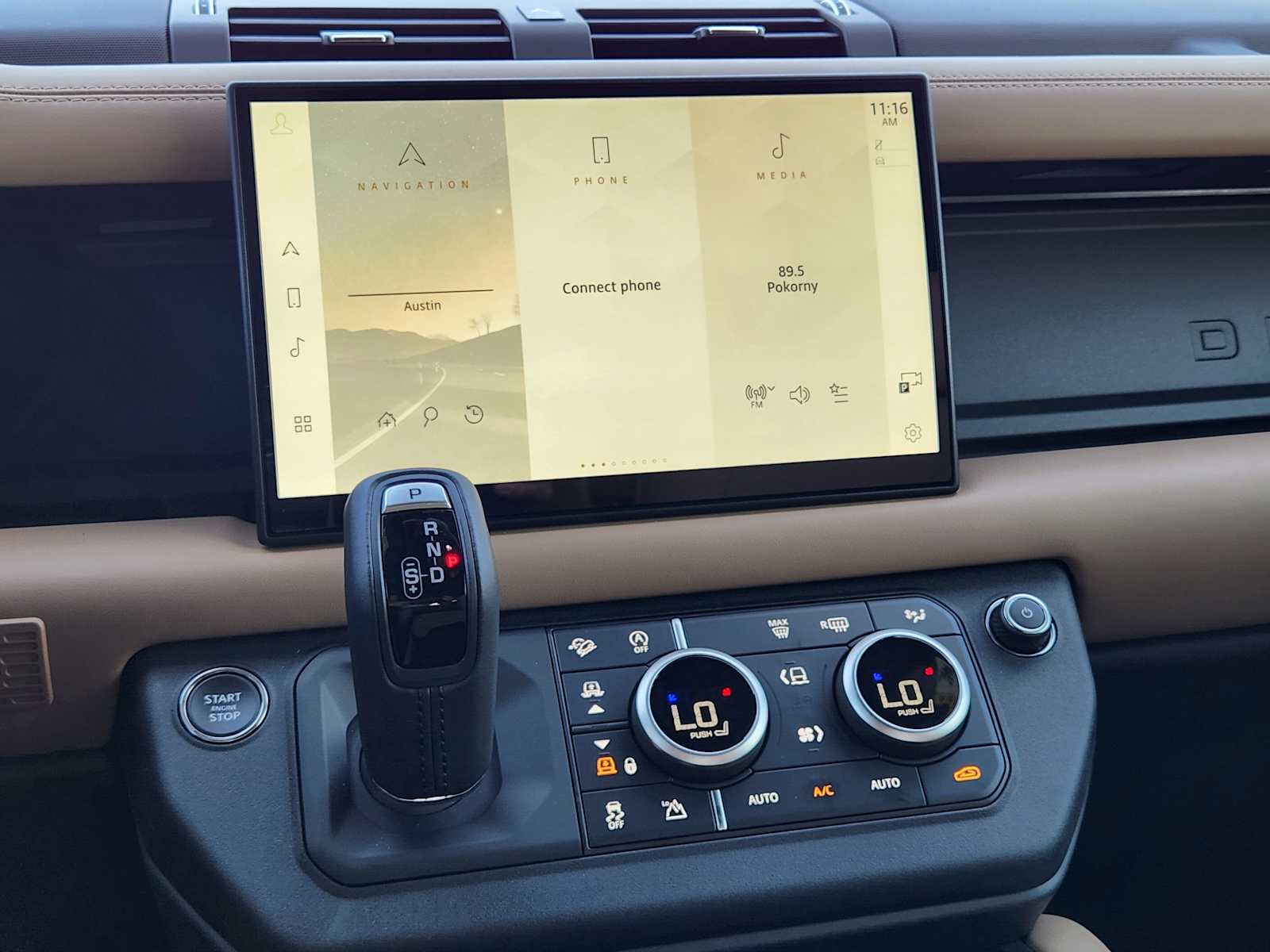 2025 Land Rover Defender 130 X-Dynamic SE photo 15