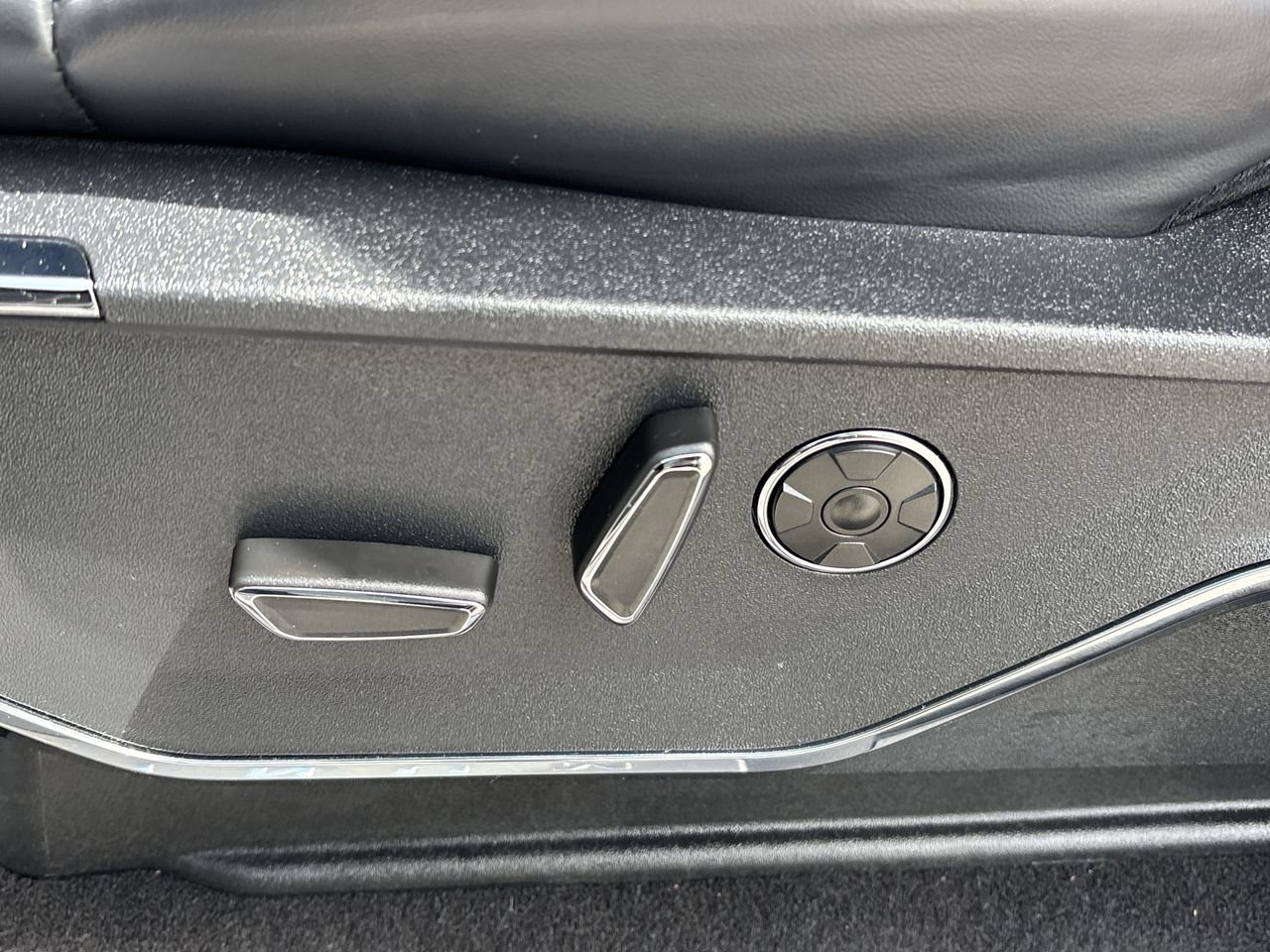2024 Ford F-150 Platinum photo 17