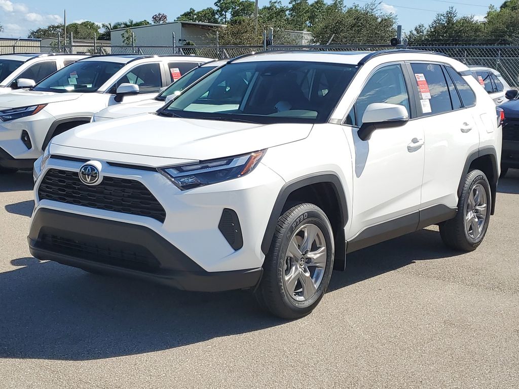 2025 Toyota RAV4 XLE's photo