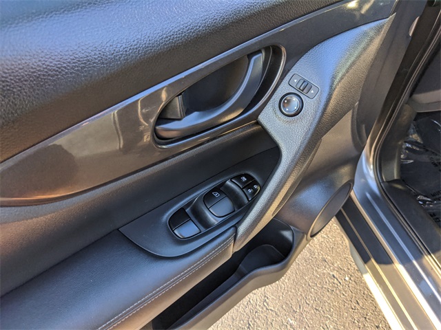 2019 Nissan Rogue S photo 17