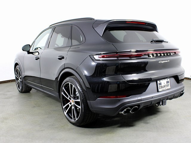 2025 Porsche Cayenne S photo 3