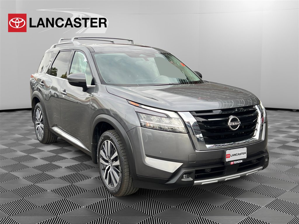 2022 Nissan Pathfinder Platinum's photo