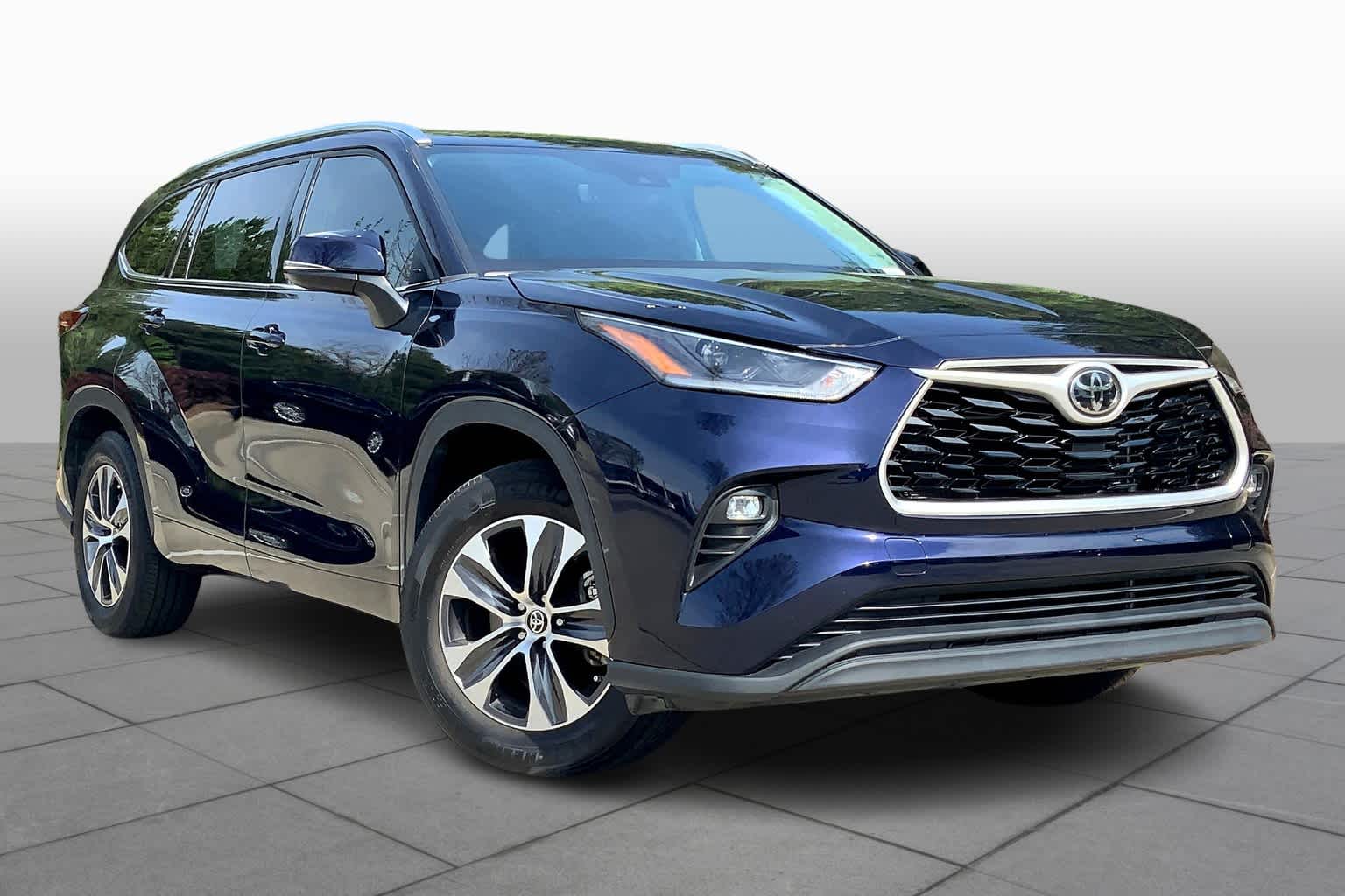 2021 Toyota Highlander XLE photo 2