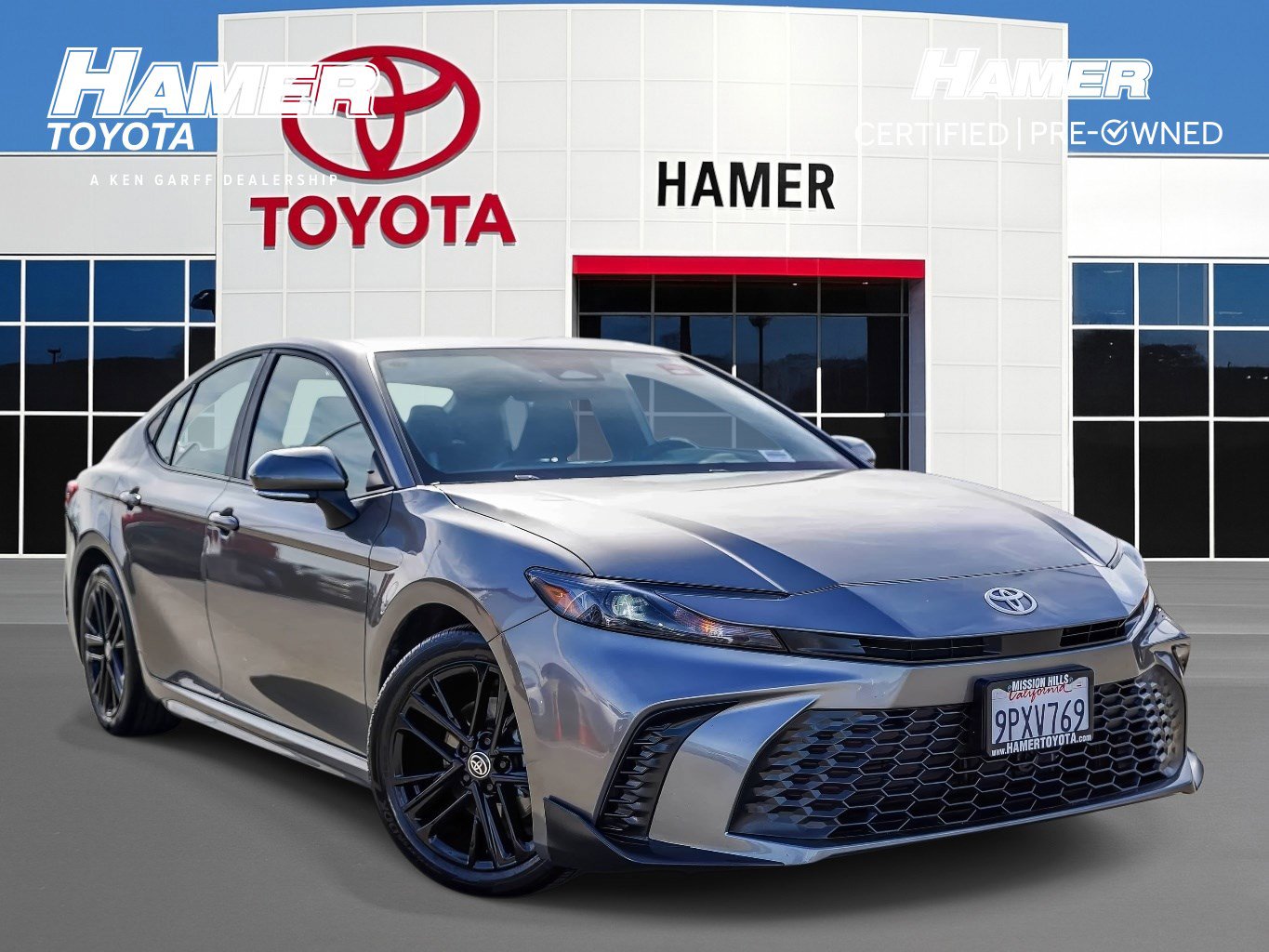 2025 Toyota Camry SE's photo