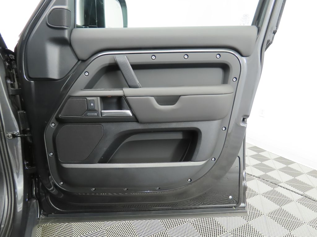 2025 Land Rover Defender 130 V8 photo 24