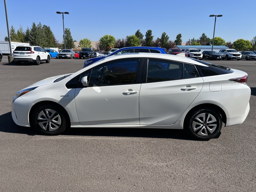 2016 Toyota Prius Four photo 3