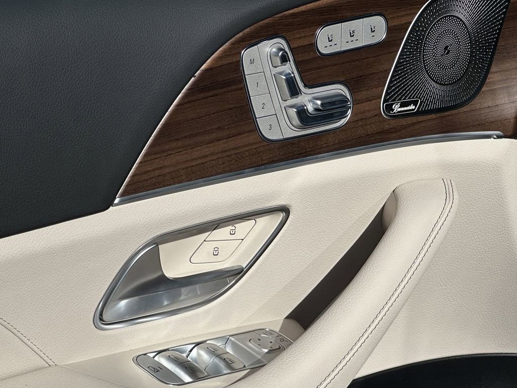 2025 Mercedes Benz GLS 450 4MATIC photo 12