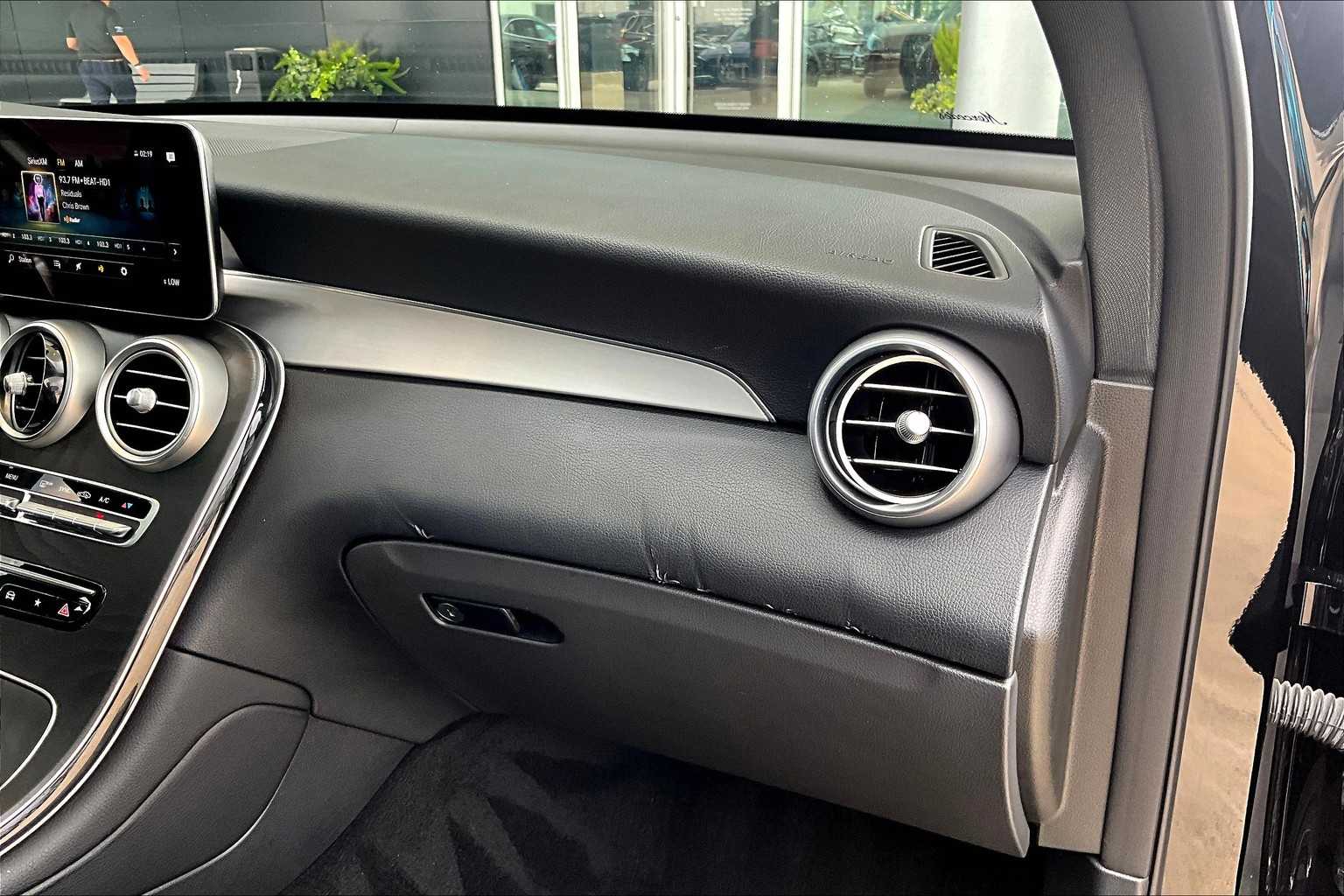 2021 Mercedes Benz GLC 300 photo 16