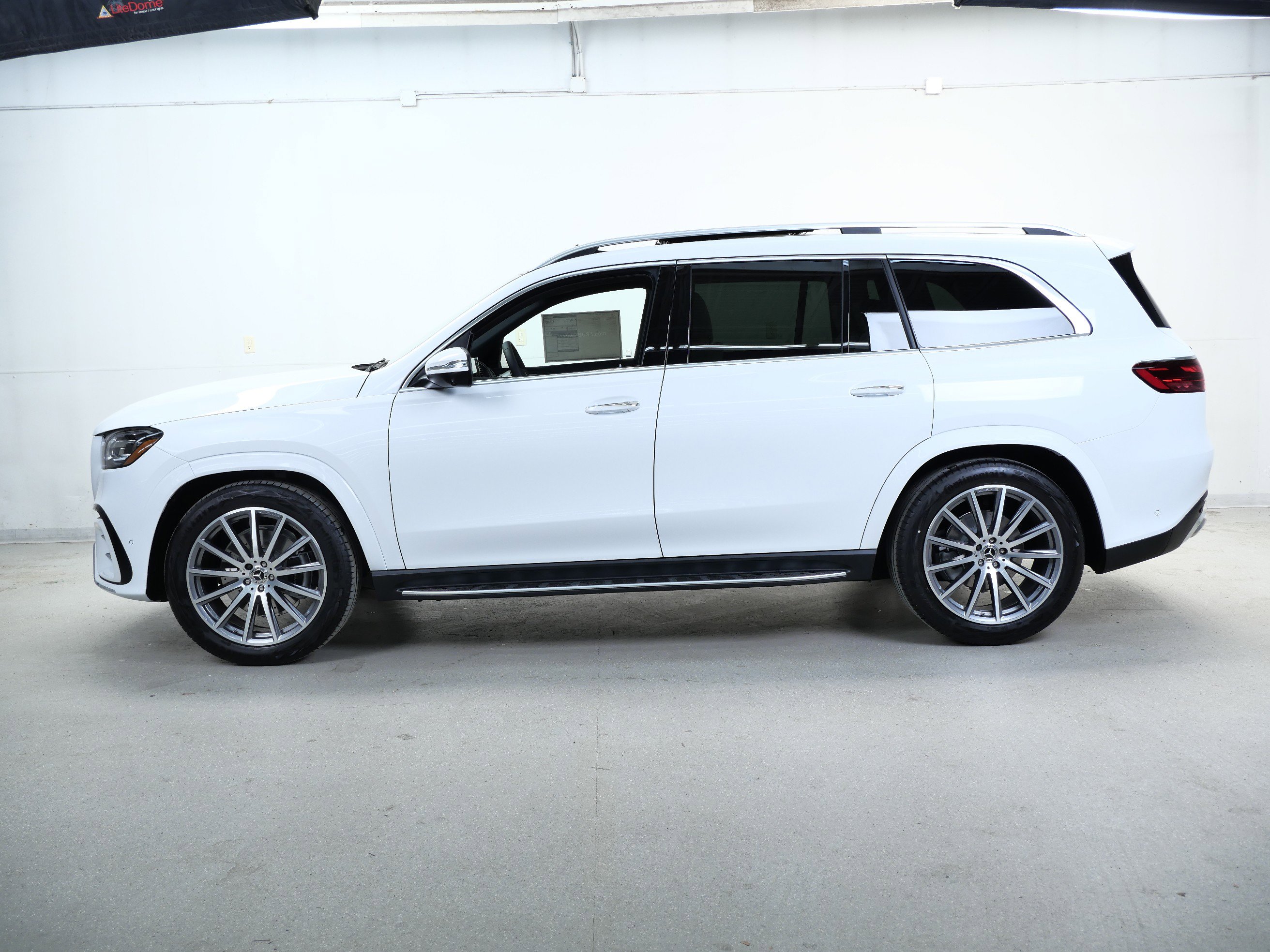 2025 Mercedes Benz GLS 580 4MATIC photo 4