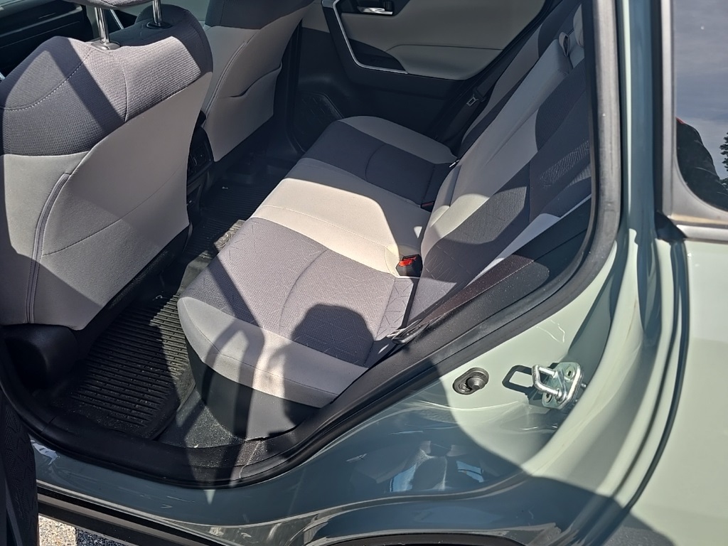 2022 Toyota RAV4 Hybrid XLE photo 10