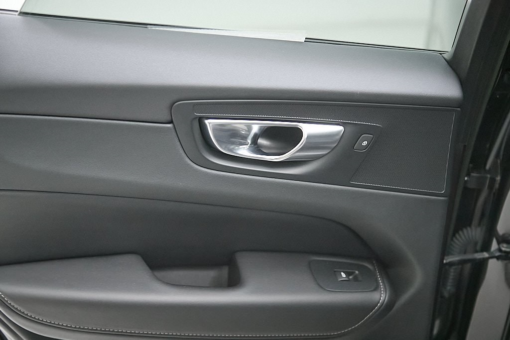 2023 VOLVO XC60 - Image 18