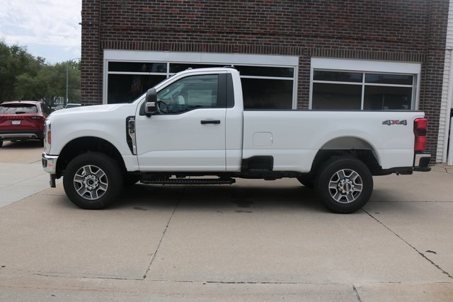 2025 Ford F-350 XLT photo 2