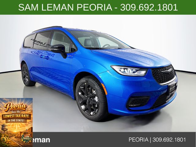 2026 Chrysler Pacifica Select's photo