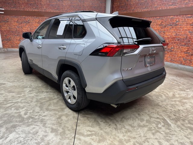 2021 Toyota RAV4 LE photo 3