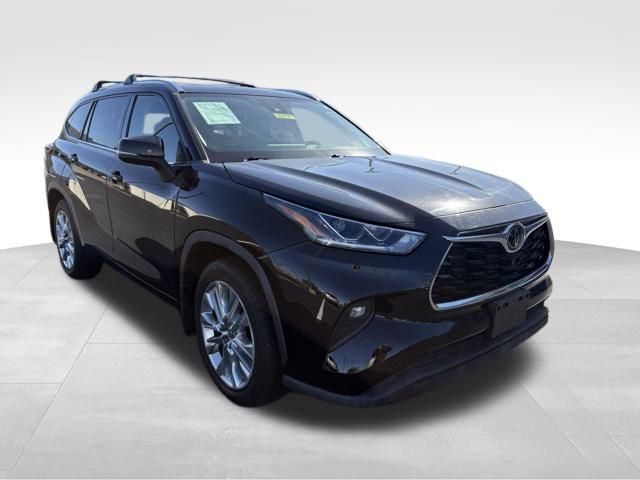 2022 Toyota Highlander Limited's photo