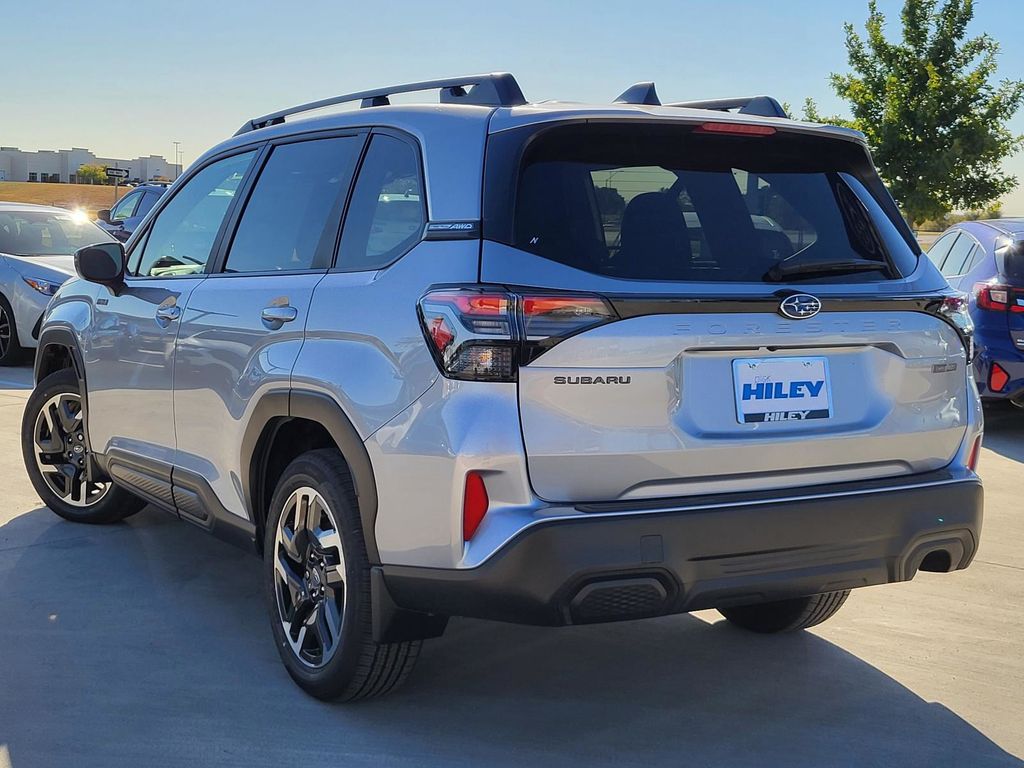 2025 Subaru Forester Premium photo 3