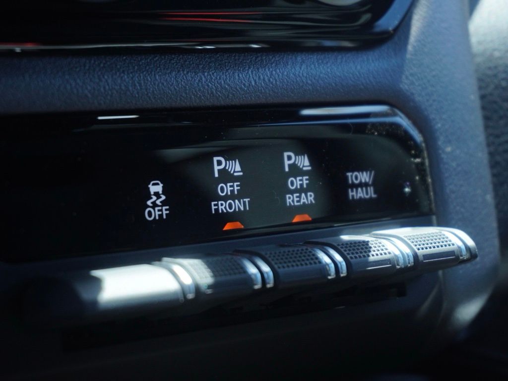 New 2026 Bright White Clear-Coat Exterior Paint RAM Big Horn Sport Appearance Edition image 18