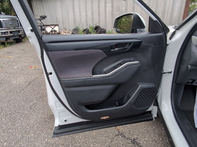 2024 Toyota Highlander LE photo 16
