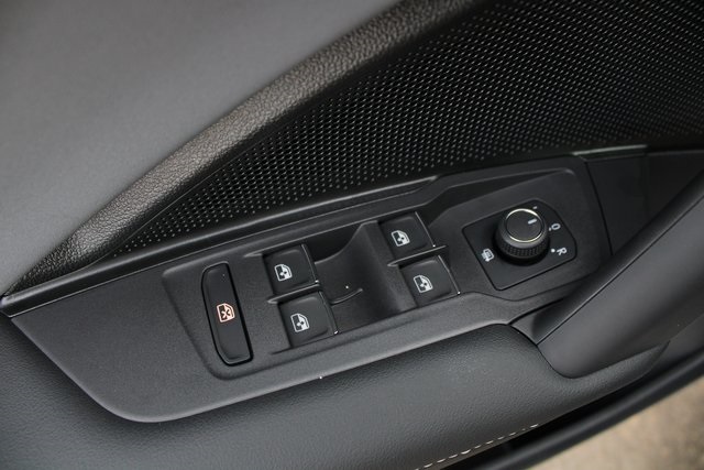 2025 Volkswagen Tiguan SE R-Line Black photo 3
