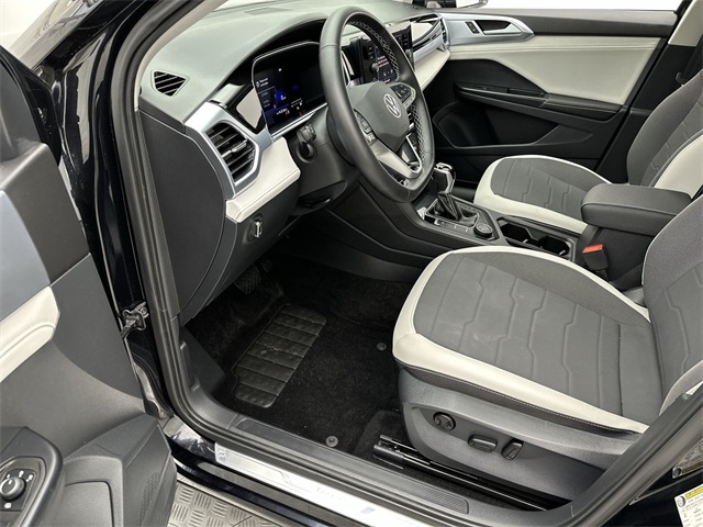 2025 Volkswagen Taos SE photo 3