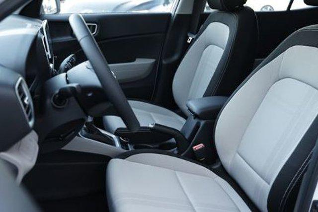 2025 Hyundai Venue SEL photo 7