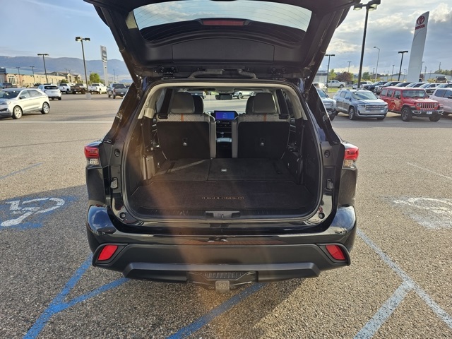 2023 Toyota Highlander Hybrid Bronze Edition photo 6