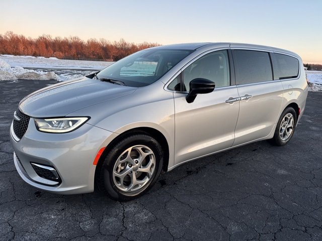 2024 Chrysler Pacifica Limited's photo