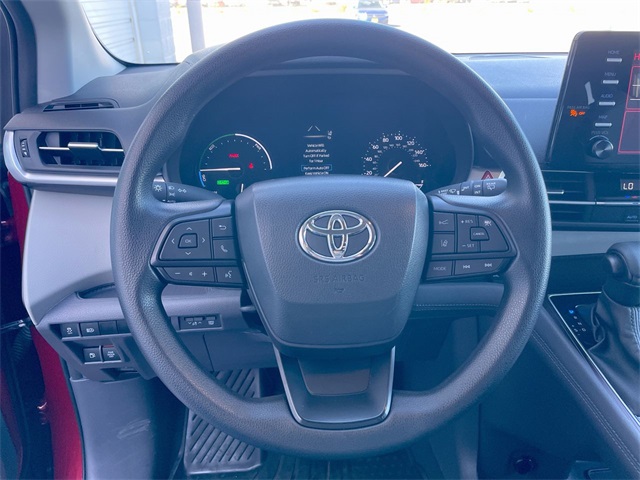 2024 Toyota Sienna LE photo 5
