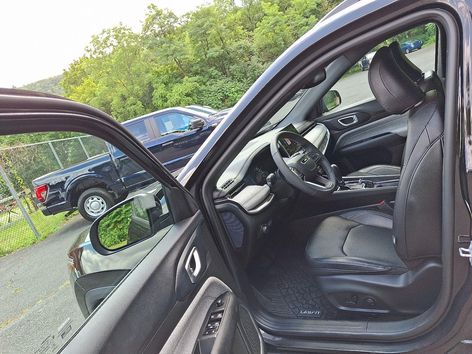 2023 Jeep Compass Latitude Lux photo 11