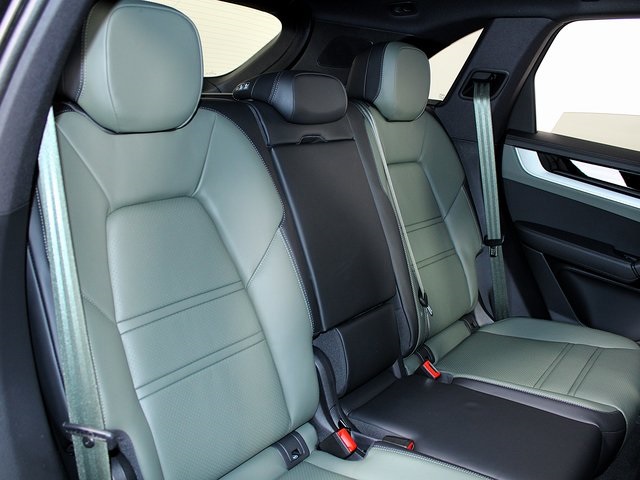 2025 Porsche Cayenne S photo 23