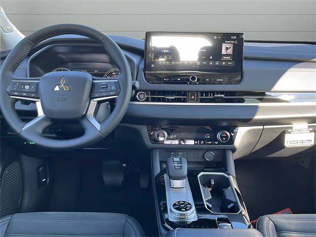 2025 Mitsubishi Outlander SE photo 13