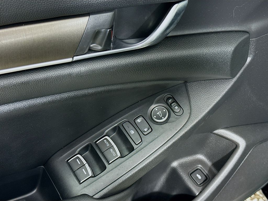 2019 Honda Accord LX 1.5T photo 16