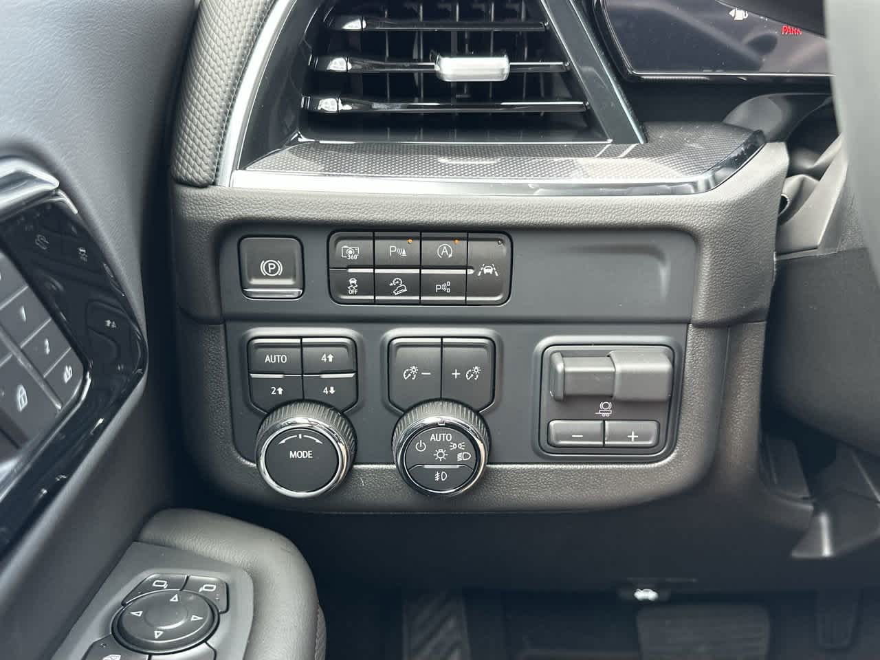 2025 Chevrolet Suburban RST photo 25