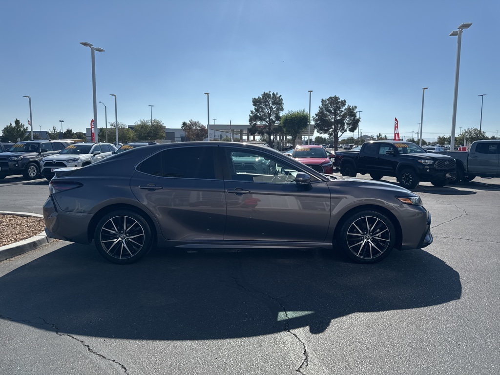 2022 Toyota Camry SE photo 5