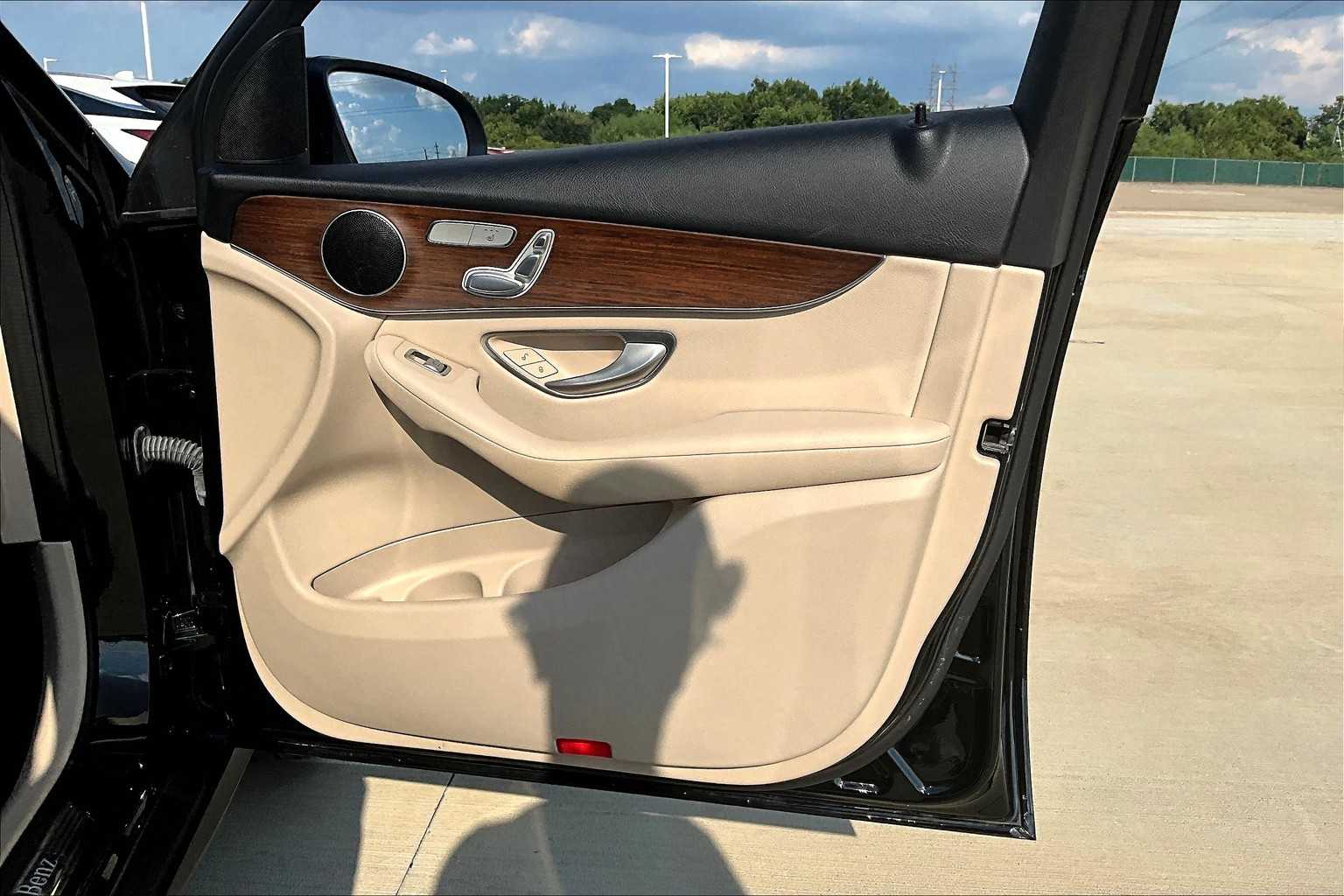 2022 Mercedes Benz GLC 300 photo 20