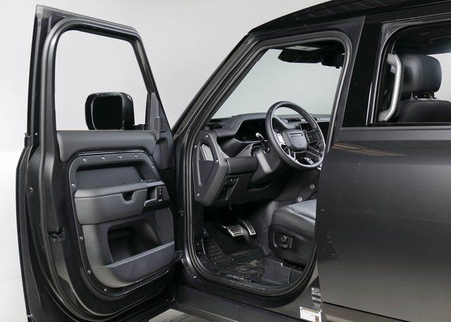 2025 Land Rover Defender 110 X photo 17